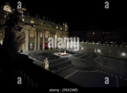 Handout Foto - Papst Franziskus führt am Karfreitag vor dem leeren Petersplatz zum zweiten Mal in Folge den Vorsitz über den Kreuzweg (die Via Crucis) im Vatikan, am 2. April 2021, aufgrund der anhaltenden Beschränkungen, die auf den Kontrast zur Pandemie Covid-19 abzielen. Foto von Vatican Pool/ABACAPRESS.COM Stockfoto