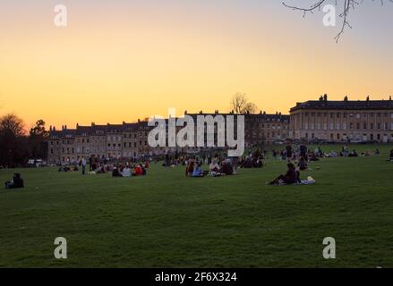 Die Menge bei Sonnenuntergang im Royal Crescent Bath Stockfoto