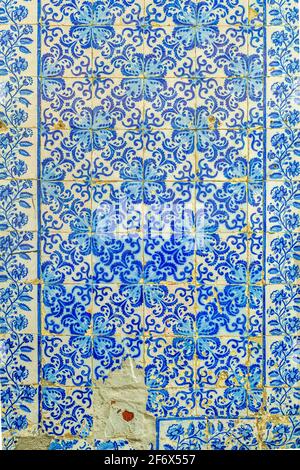 Traditionelle Fliesen (Azulejos) von der Fassade eines alten Hauses in Lissabon, Portugal Stockfoto