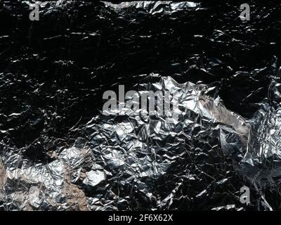 Dünne Blatt von silbernem Blatt Hintergrund mit glänzenden unebenen Oberfläche Stockfoto