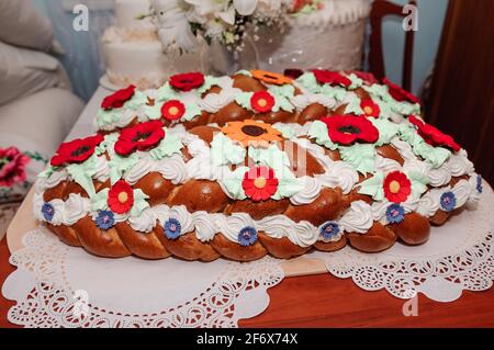 Hochzeits-Brot mit Blumen und Blättern mit Teig verziert Stockfoto