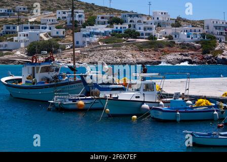 Donoussa - Griechenland - Mai 28 2009 : farbenfrohe traditionelle kleine griechische Fischerboote, die im schönen Hafen von Donoussa isla festgemacht sind Stockfoto