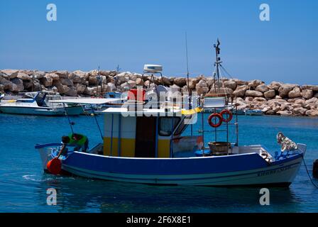 Donoussa - Griechenland - Mai 28 2009 : abgeschiedene wunderschöne griechische Insel. Traditionelle bunte kleine Fischerboote, die am kleinen Hafen von Stavros, der, festgemacht sind Stockfoto