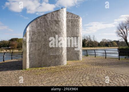 Fischschwärme auf Simon Packard's ‘Liquidity’ Edelstahlskulptur, Ferry Point, Brentford, London, England, GROSSBRITANNIEN Stockfoto