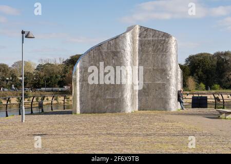 Fischschwärme auf Simon Packard's ‘Liquidity’ Edelstahlskulptur, Ferry Point, Brentford, London, England, GROSSBRITANNIEN Stockfoto