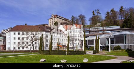 Blick auf die Klosterschule des Heiligen Grabes, die berühmte Caracalla Therme und das Neue Schloss in Baden Baden. Baden Württemberg, Deutschland, Europa Stockfoto