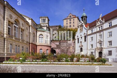 Blick auf die Klosterschule des Heiligen Grabes, die berühmte Friedrichsbad Therme und das Neue Schloss in Baden Baden. Baden Württemberg, Deutschland, Europa Stockfoto