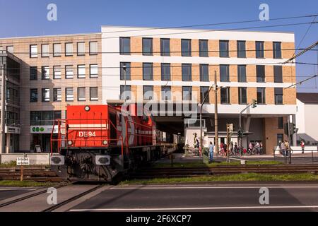 Bahnstrecke mit drei Wohngebäuden am Clarenbachplatz im Kölner Stadtteil Braunsfeld. Güterzüge bis 700 Meter Stockfoto