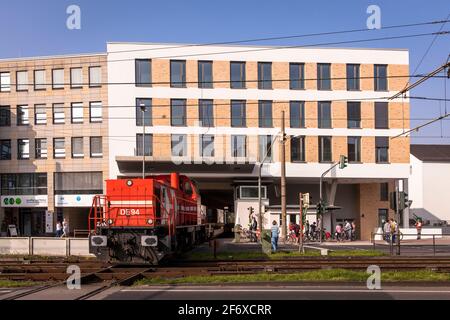 Bahnstrecke mit drei Wohngebäuden am Clarenbachplatz im Kölner Stadtteil Braunsfeld. Güterzüge bis 700 Meter Stockfoto