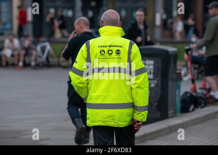 Covid Marshals auf Patrouille vor College Green vor einem "Kill the Bill" Protest in Bristol gegen die Polizei, Kriminalität, Verurteilung und Gerichte Bill. Stockfoto