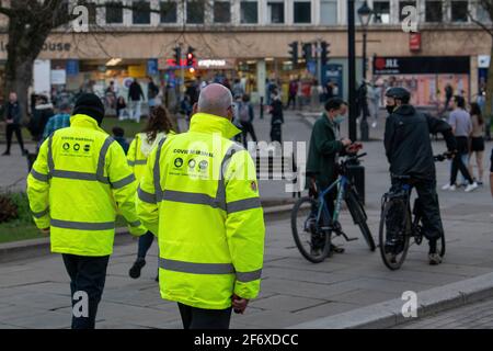 Covid Marshals auf Patrouille vor College Green vor einem "Kill the Bill" Protest in Bristol gegen die Polizei, Kriminalität, Verurteilung und Gerichte Bill. Stockfoto