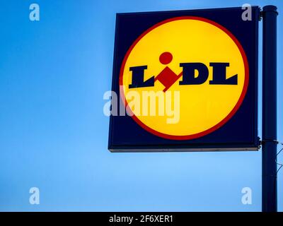 Usti nad Labem / Tschechische republik - 5.6.2018: Lidl - Zeichen der Lidl Discounter-Supermarktkette, vor dem Hintergrund des klaren blauen Himmels. Stockfoto
