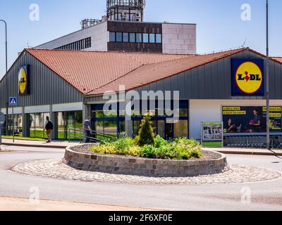 Usti nad Labem / Tschechische Republik - 06.05.2018: Ein kleiner Kreisverkehr vor dem Lidl-Laden. Deutsche globale Discountsupermarktkette. Auf der Plakatwand ist Stockfoto