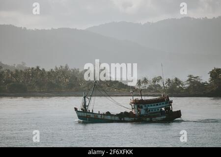Koh Samui, Thailand - 22. Februar 2015: Kleines Fischerboot an der Küste von Koh Samui, Thailand Stockfoto