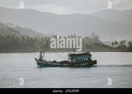 Koh Samui, Thailand - 22. Februar 2015: Kleines Fischerboot an der Küste von Koh Samui, Thailand Stockfoto