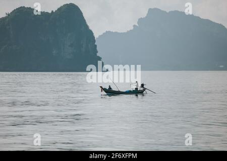 Koh Samui, Thailand - 22. Februar 2015: Kleines Fischerboot an der Küste von Koh Samui, Thailand Stockfoto