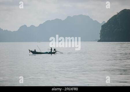 Koh Samui, Thailand - 22. Februar 2015: Kleines Fischerboot an der Küste von Koh Samui, Thailand Stockfoto