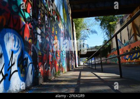 Der Free Expression Bridge-Tunnel an der Duke University, wo Studenten auf dem Campus frei Graffiti malen dürfen. Stockfoto