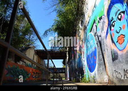 Der Free Expression Bridge-Tunnel an der Duke University, wo Studenten auf dem Campus frei Graffiti malen dürfen. Stockfoto