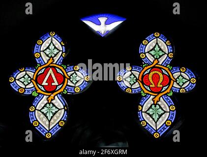 Buntglasfenster mit Alpha- und Omega-Symbolen und einer weißen Taube des Heiligen Geistes, St. Nicholkirche, Fisherton Delamare, Wiltshire Stockfoto