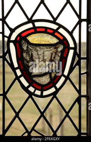 Mittelalterliches Buntglasfenster mit Darstellung der christlichen Dreifaltigkeit, St. Cuthbert's Church, Edenhall bei Penrith, Cumbria South Nave 1 Stockfoto