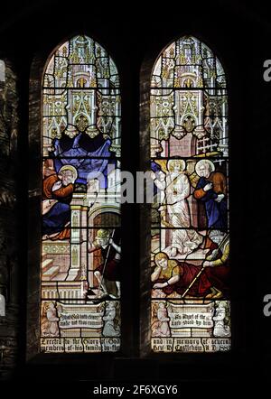 Ein Buntglasfenster von Burlison und Grylls, das die Geschichte von Cornelius und Simon Peter (Apostelgeschichte 10:5), All Saints Church, Watermillock, Cumbria darstellt Stockfoto