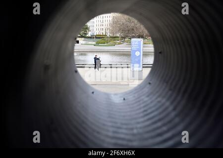 Wien, Österreich. April 2021. Bis zum 11. April 2021 erneut harte Sperre in der östlichen Region (Wien, Niederösterreich, Burgenland) Österreichs. FFP2-Masken werden auch im Freien benötigt. Quelle: Franz Perc / Alamy Live News Stockfoto