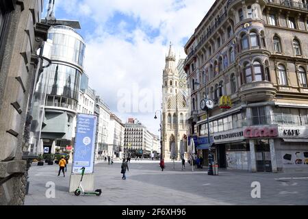 Wien, Österreich. April 2021. Bis zum 11. April 2021 erneut harte Sperre in der östlichen Region (Wien, Niederösterreich, Burgenland) Österreichs. FFP2 Masken werden auch im Freien am Stephansplatz benötigt. Quelle: Franz Perc / Alamy Live News Stockfoto