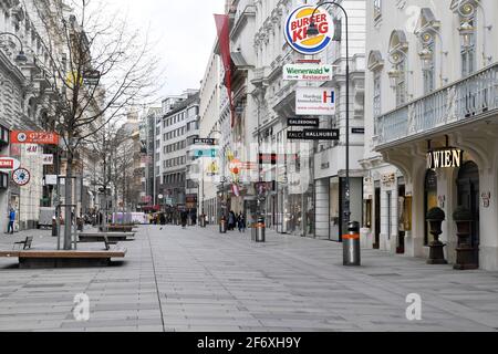 Wien, Österreich. April 2021. Bis zum 11. April 2021 erneut harte Sperre in der östlichen Region (Wien, Niederösterreich, Burgenland) Österreichs. Aufgrund der 24-Stunden-Ausstiegsbeschränkung befinden sich nur wenige Menschen auf der Kärntnerstraße. Quelle: Franz Perc / Alamy Live News Stockfoto