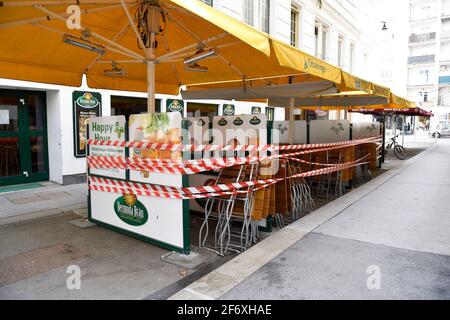 Wien, Österreich. April 2021. Bis zum 11. April 2021 erneut harte Sperre in der östlichen Region (Wien, Niederösterreich, Burgenland) Österreichs. Die Bars haben seit November 2020 ununterbrochen geschlossen. Quelle: Franz Perc / Alamy Live News Stockfoto