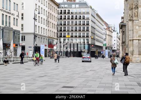 Wien, Österreich. April 2021. Bis zum 11. April 2021 erneut harte Sperre in der östlichen Region (Wien, Niederösterreich, Burgenland) Österreichs. Aufgrund der 24-stündigen Ausstiegsbeschränkung sind nur wenige Menschen am Stephansplatz unterwegs. Quelle: Franz Perc / Alamy Live News Stockfoto