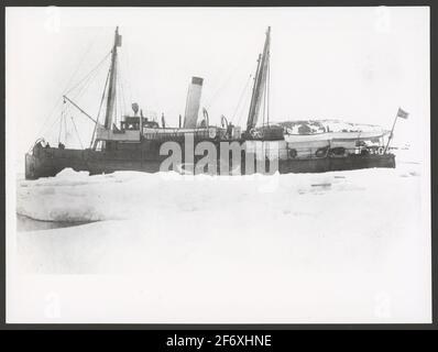 Das Bild zeigt das Kanonenboot Svensksund, das zwischen großen Eisschollen vor der Küste der Spitzenberge von der Hafenseite liegt.eines der Rettungsboote ist Mittelschiffe auf dem Eis.die Besatzung wird im Boot und an der Schiene für die Fotografie aufgestellt .. Das Bild zeigt das Kanonenboot Svensksund, das von der Hafenseite zwischen großen Eisschollen vor der Küste der Tip Mountains liegt.eines der Rettungsboote ist Mittelschiff auf dem Eis.die Besatzung wird im Boot und an der Schiene für die Fotografie aufgestellt.gefunden unter Aktionen von Marine Museum beabsichtigt seine lineskär Stockfoto