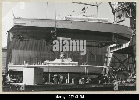 Torpedo Boot Serie Gebäude T45 gestartet.März 1957. Die Schiffsgeschichte-Vereinigung Malmö hat das Album eines Sohnes von Nils Holmström erhalten. Peter Skanze von der Vereinigung hat in Kontakten mit dem Manager des Historischen Museums, Hans-Lennart Ohlsson, ausgedrückt, dass das Geschenk an das Maritime History Museum gerichtet ist, Während in dem Spendenbrief ein "Vater zum Album in jedem Museum landet, das sich auf unser marines Erbe konzentriert".bei Sea-Historical gibt es bereits eine umfangreiche Fotosammlung aus Kockums MV.Da die Bilder zeigen, dass die Kriegsschiffe im Marine Museum Karlskrona besser zum Album passen Stockfoto