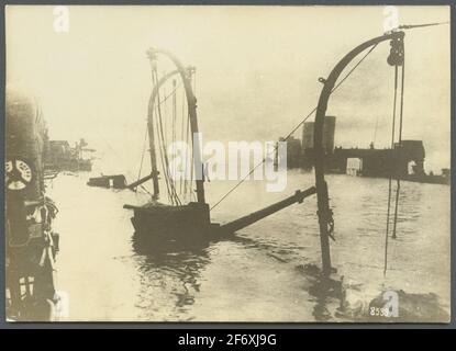 Das Bild zeigt zwei Schiffswracks von zwei abgesenkten Kriegsschiffen nach Zee-Brauereisaaten, englischer Angriff auf Zeebrugge.das Bild stammt von einem der im Vordergrund sichtbaren Schiffe.Originaltext: Englisch gescheiterte Flottenangriffe auf Zeebrugge: Die beiden der deutschen Küstenartillerie zerstörten die Latch-Kreuzer, das Bild stammt von einem der im Vordergrund sichtbaren Schiffe. Stockfoto