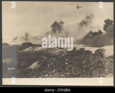 Das Bild zeigt Soldaten, die in einem Graben Schutz nehmen und beobachten, wie sich ein Panzer auf dem Schlachtfeld bewegt.Es gibt mehrere Explosionen von Artillerie.am oberen Rand des Bildes sehen Sie ein Überwachungsflugzeug .. Das Bild zeigt Soldaten, die in einem Schießgebiet Schutz nehmen und einen Panzer beobachten, der sich auf dem Schlachtfeld bewegt.Es gibt mehrere Explosionen durch Artillerie.am oberen Bildrand sehen Sie ein Überwachungsflugzeug. Stockfoto