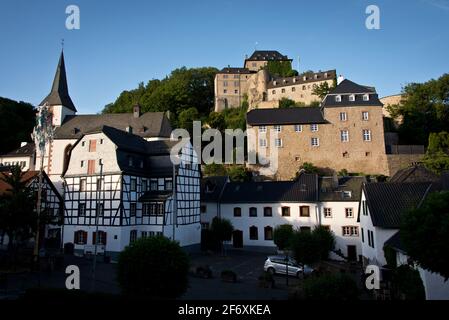Blick auf Blankenheim in der Eifel-Region mit der Burg über dem Hotel Stockfoto