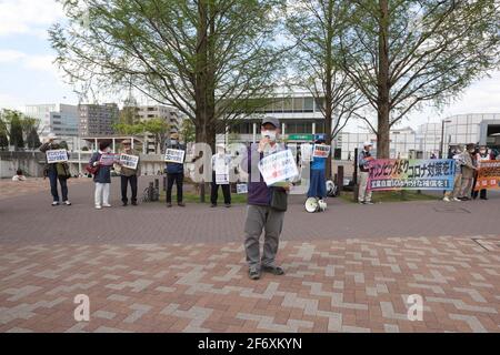 Yokohama, Japan. April 2021. Ein Protestant mit einer Maske hält während der Demonstration eine Rede, während er ein Plakat hält.Wir brauchen keine Waffen, aber Corona setzt Gegenmaßnahmen ein." Senioren zeigen ihre Meinung zu verschiedenen innenpolitischen Themen. Sie fordern unter anderem die Absage der Olympischen Spiele 2020 in Tokio, da sie die Verbreitung des Corona-Virus in Japan befürchtet. (Foto: Stanislav Kogiku/SOPA Images/Sipa USA) Quelle: SIPA USA/Alamy Live News Stockfoto