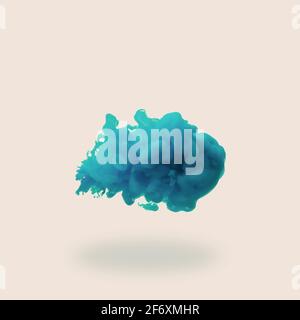 Spritzer von Acrylfarbe oder Tinte in Wasser - Wolke Von Farbe auf gelbem Hintergrund - abstrakter Hintergrund mit Kopie Platz für Textnachrichten im sozialen Netzwerk Stockfoto