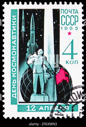 MOSKAU, RUSSLAND - 11. JANUAR 2021: Die in der UdSSR (Russland) gedruckte Briefmarke zeigt K.E. Tsiolkovsky Monument (Kaluga), Cosmonautics Day Serie, um 1965 Stockfoto