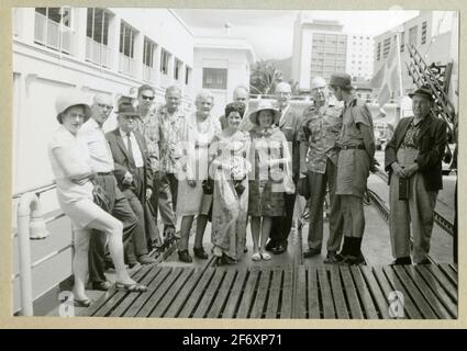 Das Bild zeigt eine Gruppe von Menschen, die auf dem Reifen des Flussreifens posieren, um ein Gruppenfoto zu machen.das Bild wurde während der Schiffsliga 1966-1967 aufgenommen .. Das Bild zeigt eine Gruppe von Personen, die auf dem Deck des Mincoat River posieren, um ein Gruppenfoto zu machen.das Bild wurde während der Schiffsliga 1966-1967 aufgenommen.Es wurde in Alben mit Fotos von Älvsnabben langer Reise 1966-1967 aufgenommen.Sie lehnte 10/11 1966 von Karlskrona ab und ging durch den Suezkanal nach Australien, US-Westküste, durch den Panamakanal über Dublin, Heimat von Marstrand 6/5 1967. Das Album enthält Bilder an Bord und auf Stockfoto