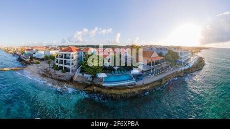 Curacao, Niederländische Antillen Blick auf die bunten Gebäude der Innenstadt von Willemstad Curacao Karibische Insel, bunt restaurierte Kolonialgebäude in Pietermaai Stockfoto