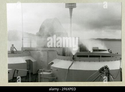 Auf dem Bild ist das Schiff der Flussfee mit Sprinklern sichtbar, um den Reifen vom Salz abzuspülen und die Korrosionsneigung zu reduzieren.das Bild wurde auf dem Straßensee im panamakanal während der langen Reise 1966-1967 aufgenommen .. Das Bild zeigt die Mincoat-Fee mit Sprinklern, um den Reifen vom Salz abzuspülen und die Korrosionsneigung zu verringern.das Bild wurde auf dem Straßensee im Panamakanal während der langen Reise 1966-1967 aufgenommen.aufgenommen in Alben mit Fotos von Älvsnabben langer Reise 1966-1967.Sie lehnte 10/11 1966 ab Von Karlskrona und ging durch die Stockfoto