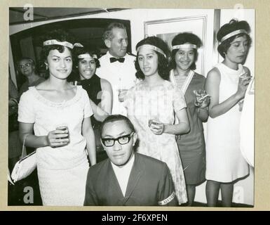 Das Bild zeigt eine Gruppe von fein gekleideten Menschen, bestehend aus zwei Männern und fünf Frauen.Wenn das Haar trägt die Frauen Bands mit dem Text "River fast".das Bild wurde während der Mincade River Fast Baby's League 1966-1967 .. Das Bild zeigt eine Gruppe von hochgekleideten Menschen, Bestehend aus zwei Männern und fünf Frauen.Wenn das Haar trägt die Frauen Bands mit dem Text "River fast".das Bild ist unter der kleineren Reise der River Fast Baby Journey 1966-1967 aufgenommen.in Alben mit Fotografien von Älvsnabben lange Reise 1966-1967.Sie abgelehnt 10/11 1966 aus Karlskrona und ging durch Stockfoto