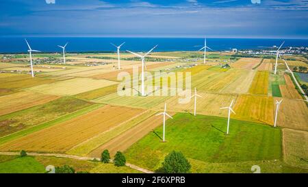 Großer Windpark an der Ostsee. Windpark auf dem Feld. Erneuerbare Energien in Polen. Stockfoto