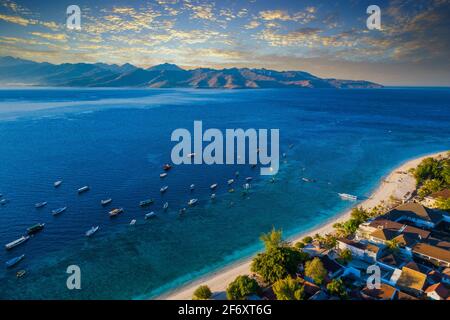 Luftaufnahme von Gili Trawangan Strand und Booten im Ozean verankert, Lombok, West Nusa Tenggara, Indonesien Stockfoto