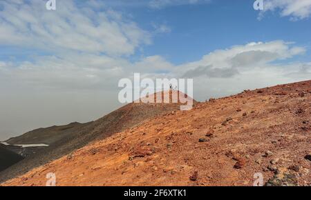 Entfernte Gruppe von Wanderern, Landmanalaugar bis Thorsmork Wanderweg, Südisland, Island Stockfoto