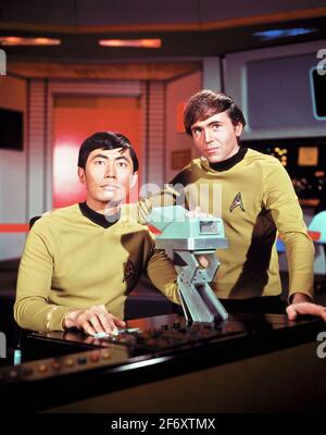 GEORGE TAKEI UND JAMES DOOHAN IN STAR TREK (1966). Kredit: PARAMOUNT FERNSEHEN / Album Stockfoto