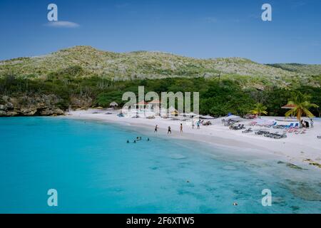 Blick auf den weißen Strand Grote Knip, Curacao, Niederlande mit blauem Ozean Curacao Karibischer Strand mit Palmen Stockfoto