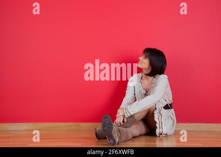 Reife Frauen im Boden ihres neuen Hauses Stockfoto