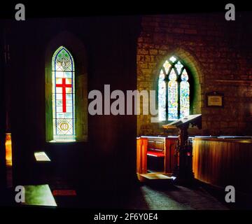 Winterlicht dringt in die Parrish-Kirche von St. Aidan in bamburgh, England, ein Stockfoto